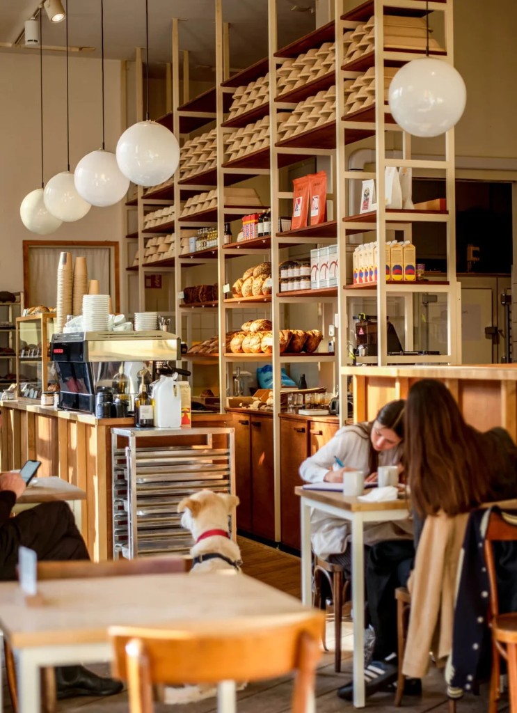 Louf bakkerij Amsterdam aan de Bilderdijkstraat met vers brood en koffie