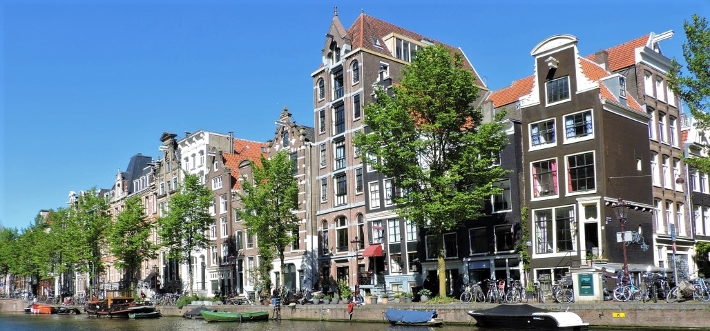 De Herengracht in Amsterdam met prachtige grachtenpanden aan het water