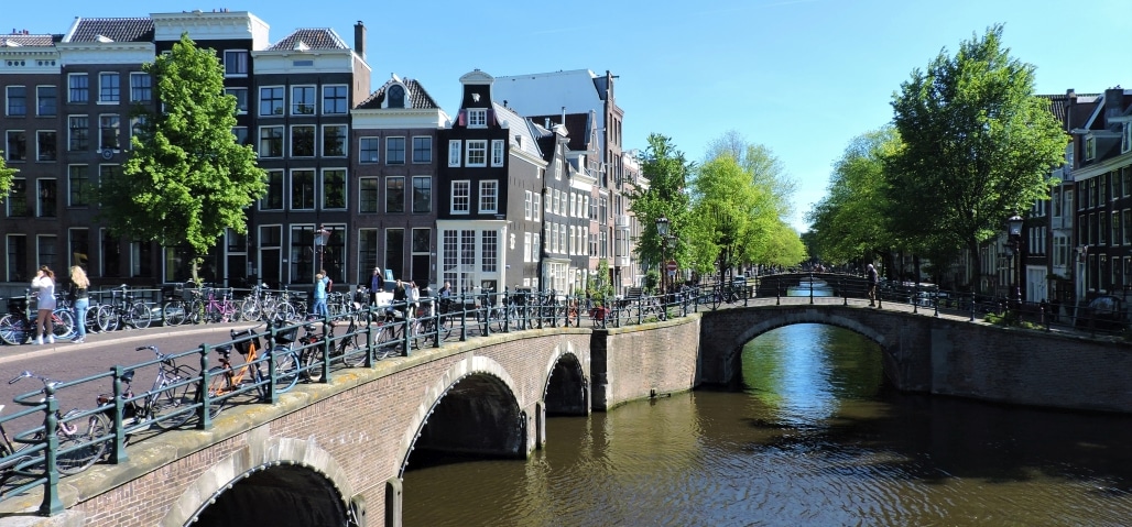 De Reguliersgracht met zijn zeven bruggen op een rij in Amsterdam